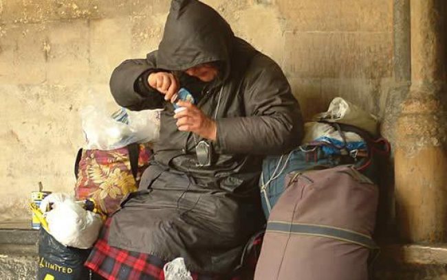Colonie de oameni fara adapost sub podurile unei strazi din Cluj Napoca Tone de deseuri fecale amestecate cu gunoaie Ne ameninta un focar de infectie