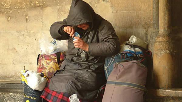 Colonie de oameni fara adapost sub podurile unei strazi din Cluj Napoca Tone de deseuri fecale amestecate cu gunoaie Ne ameninta un focar de infectie