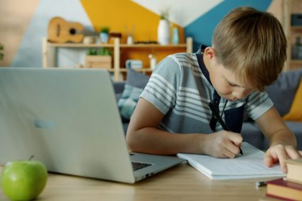 Copiii talentați nu au nevoie de „mai multe teme”. Experții afirmă că școala adoptă o abordare greșită.