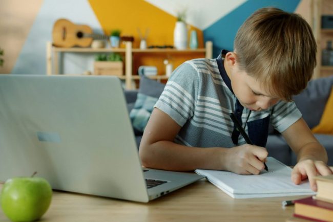 Copiii talenti nu au nevoie de mai multe teme Expertii afirma ca scoala adopta o abordare gresita