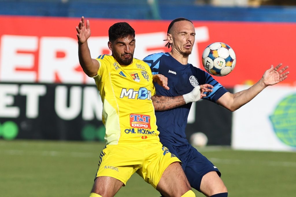 Corvinul Hunedoara recent promovat in Superliga l a transferat pe atacantul peruan Renato Espinosa