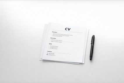 Cum pot tinerii absolvenți să elaboreze un CV eficient fără experiență (P)