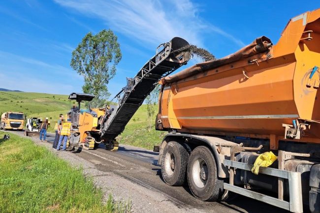 DRDP Cluj reabiliteaza drumurile cu resurse interne lucrari pe Varianta de Ocolire Baia Mare si DN 1J Cluj folosind asfalt fabricat in statia proprie