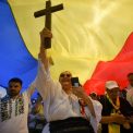 Diana Sossoaca si Dan Diaconescu au participat la Marsul Normalitatii organizat pentru a promova valorile familiei traditionale