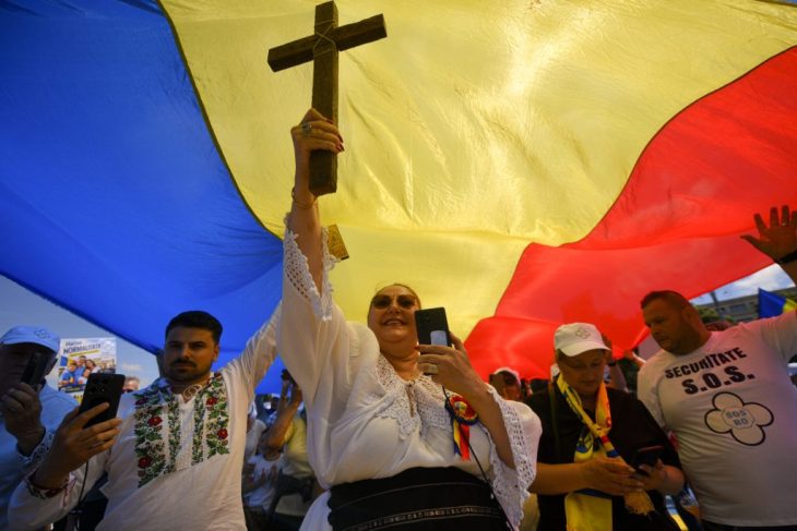 Diana Sossoaca si Dan Diaconescu au participat la Marsul Normalitatii organizat pentru a promova valorile familiei traditionale