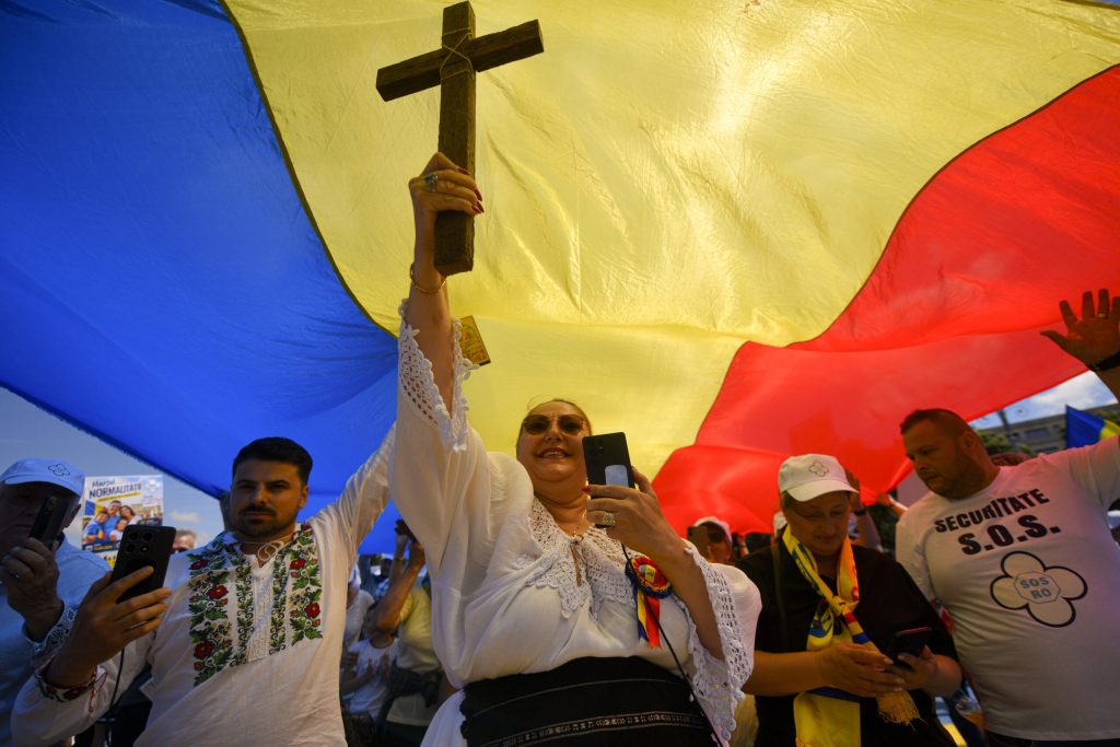 Diana Sossoaca si Dan Diaconescu au participat la Marsul Normalitatii organizat pentru a promova valorile familiei traditionale