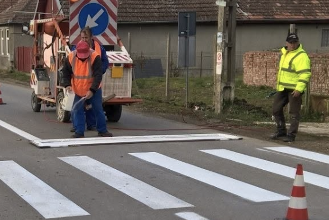 Drumurile judetene din Cluj vor fi marcate corespunzator in zonele cu risc de accidente CJ organizeaza o licitatie pentru marcaje si benzi de restrictiune a vitezei