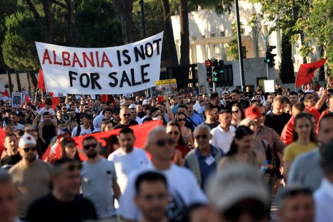 Guvernul din Albania ataca protestatarii flamingo numindu i prosti