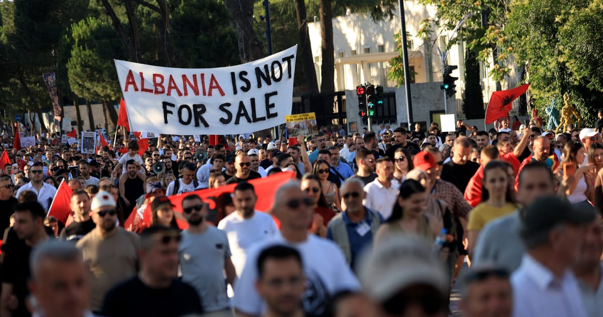 Guvernul din Albania ataca protestatarii flamingo numindu i prosti