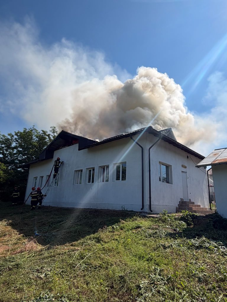 Incendiu la o gradinita din Prahova cauzat de un acoperis in flacari Copiii au fost evacuati in siguranta