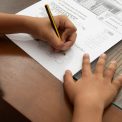 Invatamantul acasa ilegal parintii a trei copii din Bihor dati in judecata pentru ca nu le au permis sa