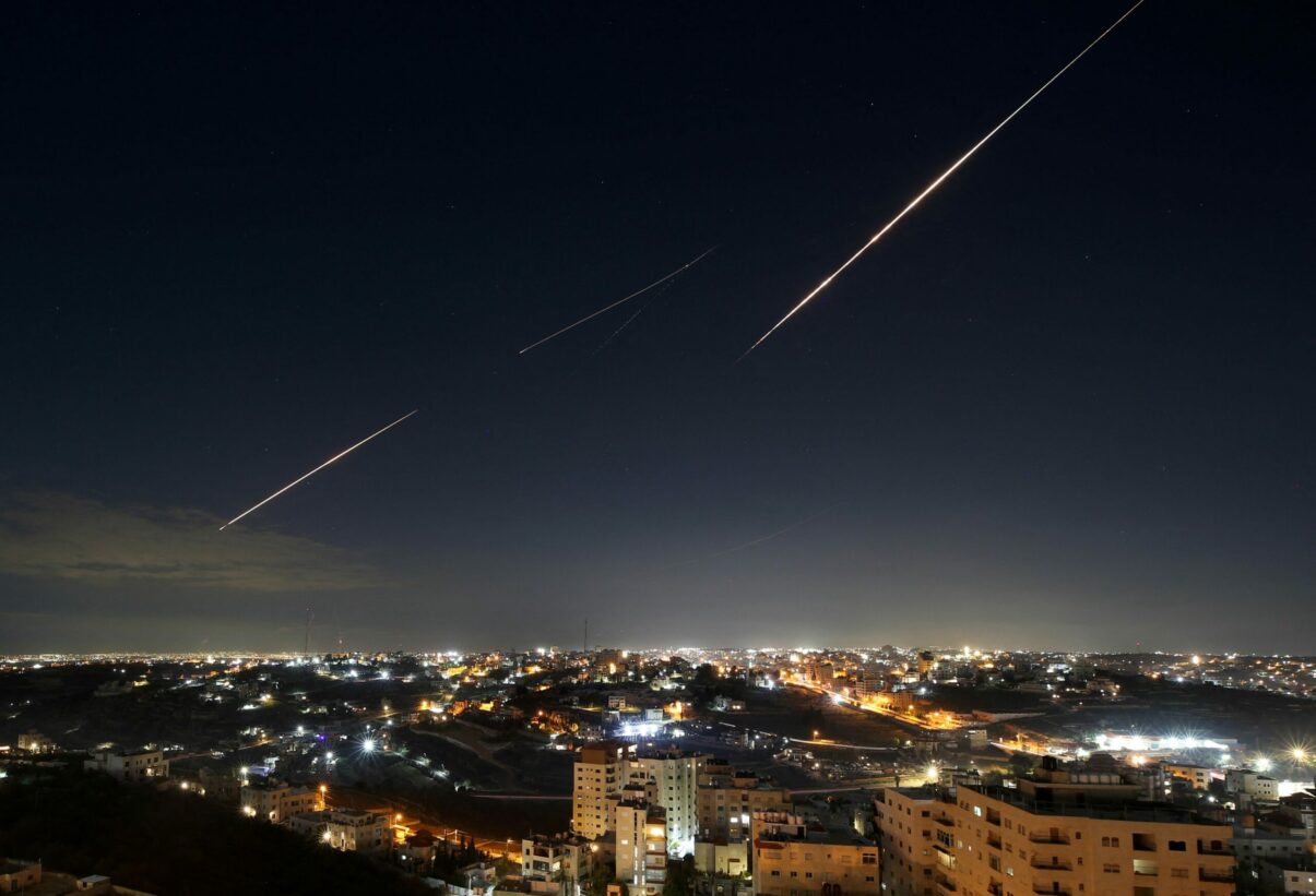 Iranul ataca Israelul cu rachete prima reactie directa dupa armistitiul din aprilie Axios Israelul intentioneaza sa riposteze Trump a fost informat