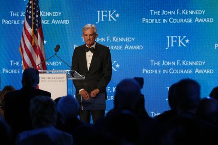 Jerome Powell isi foloseste discursul de primire a premiului JFK pentru a atage atentia asupra presiunii politice exercitate asupra Fed instantelor si scolilor