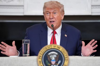 „Lăsați-i să își rezolve singuri problemele. Eu i-am adus în această situație”, afirmă președintele Trump.