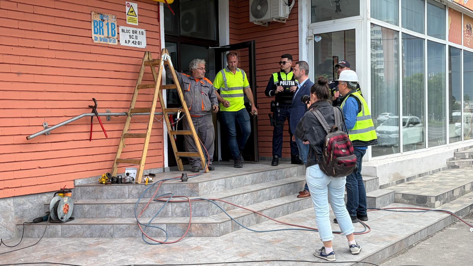 Locatarii blocului din Galati afectati de caderea unei drone se intoarc in apartamente Imobilul poate fi ocupat in siguranta