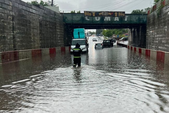 Mai multi soferi blocati cu masinile intr un pasaj din Focsani Ploile au cauzat distrugeri in Vrancea