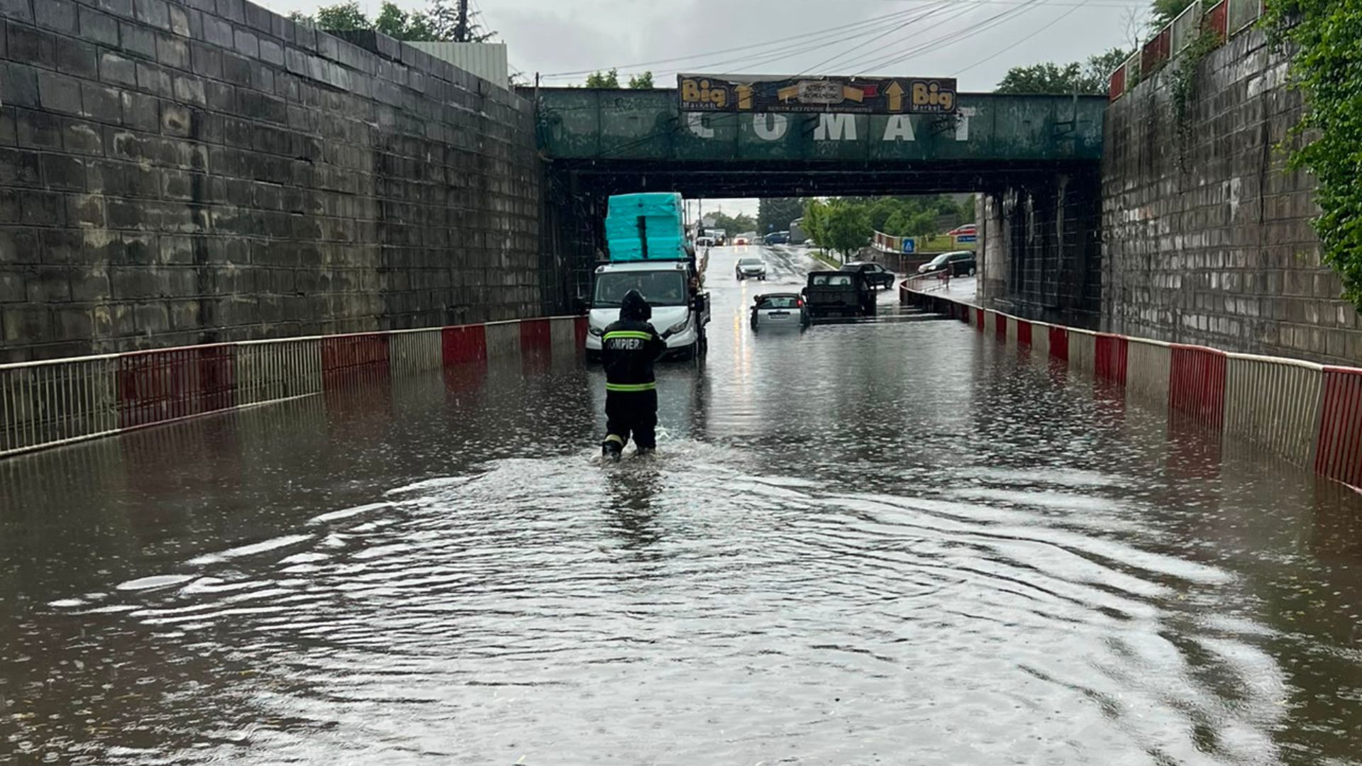Mai multi soferi blocati cu masinile intr un pasaj din Focsani Ploile au cauzat distrugeri in Vrancea