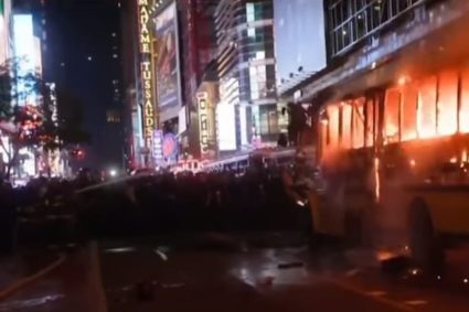 Manhattan în flăcări după victoria echipei Knicks: un autobuz dedicat Cupei Mondiale a fost distrus în incendiu.