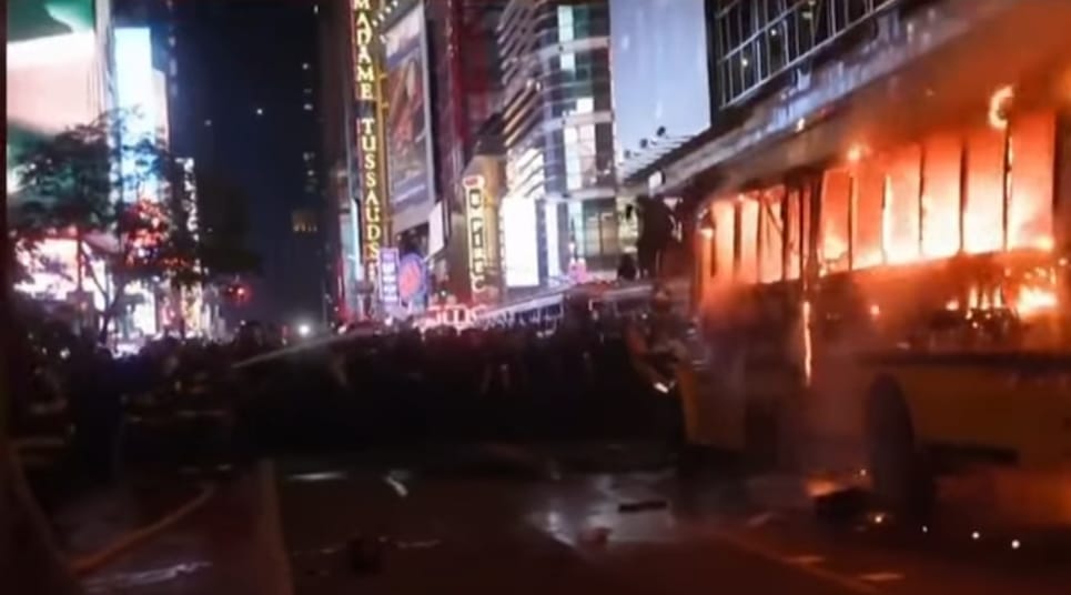 Manhattan in flacari dupa victoria echipei Knicks un autobuz dedicat Cupei Mondiale a fost distrus in incendiu