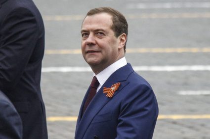 Medvedev stârnește din nou controverse. A publicat un videoclip generat de inteligență artificială în care liderii occidentali sunt „distruși” într-un tocător.