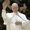 Monstrii pandesc in aceste mari Papa a aruncat flori in apa in memorie celor migranti inecati
