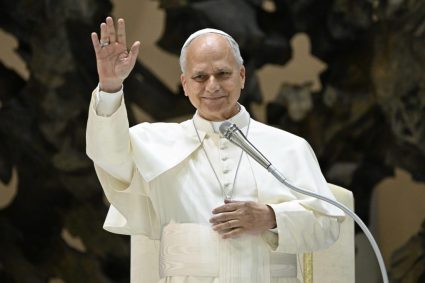 „Monștrii pândesc în aceste mări”: Papa a aruncat flori în apă, în memorie celor migranți înecați.