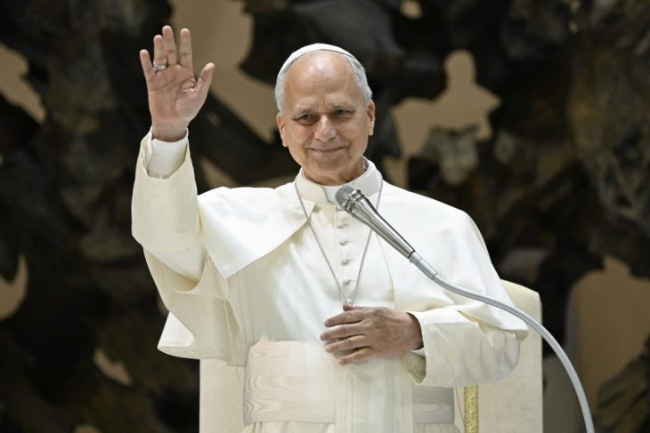 Monstrii pandesc in aceste mari Papa a aruncat flori in apa in memorie celor migranti inecati