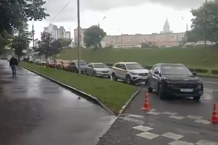 Motivul pentru care in orasele din Rusia se instaleaza toalete ecologice langa statiile de alimentare cu combustibil