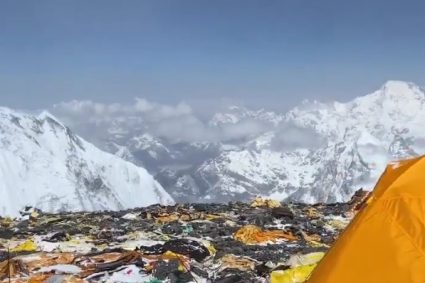 O avalanșă l-a salvat pe Everest: ghidul nepalez, considerat mort, a relatat cum a supraviețuit șase zile pe munte.