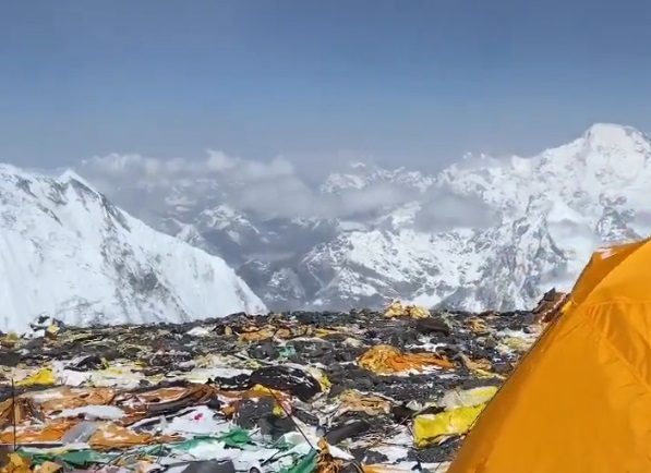 O avalana l a salvat pe Everest ghidul nepalez considerat mort a relatat cum a supravieuit ase zile pe munte