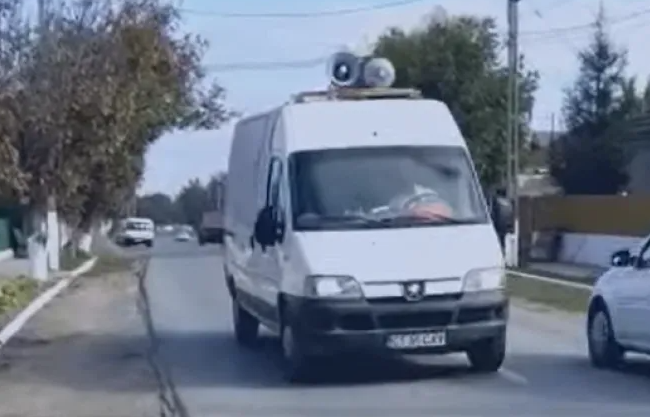 O duba cu megafonul dat la maximum circula prin Cluj Napoca si ii deranjeaza pe locuitori Ce ar fi sa ne promovam toate afacerile in acest mod