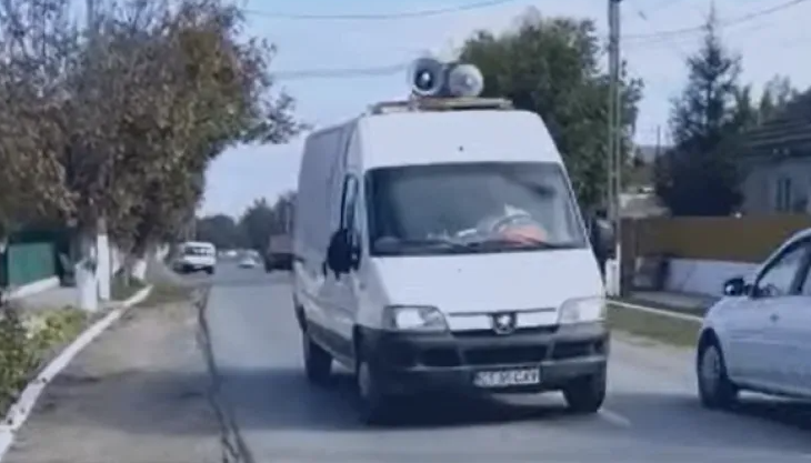 O duba cu megafonul dat la maximum circula prin Cluj Napoca si ii deranjeaza pe locuitori Ce ar fi sa ne promovam toate afacerile in acest mod