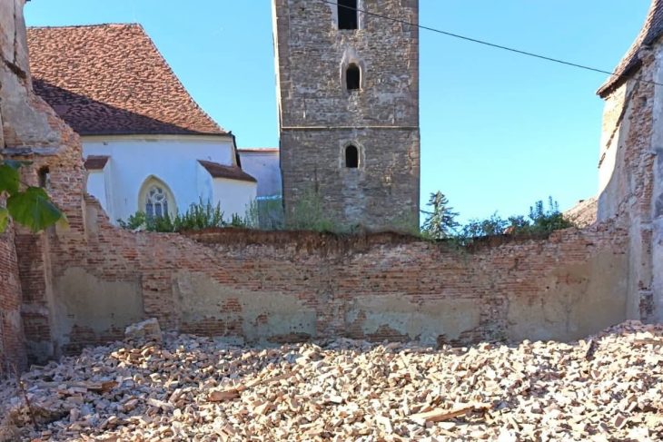 O portiune a zidului uneia dintre cele mai valoroase biserici fortificate din Transilvania s a prabusit Vizitele au fost suspendate