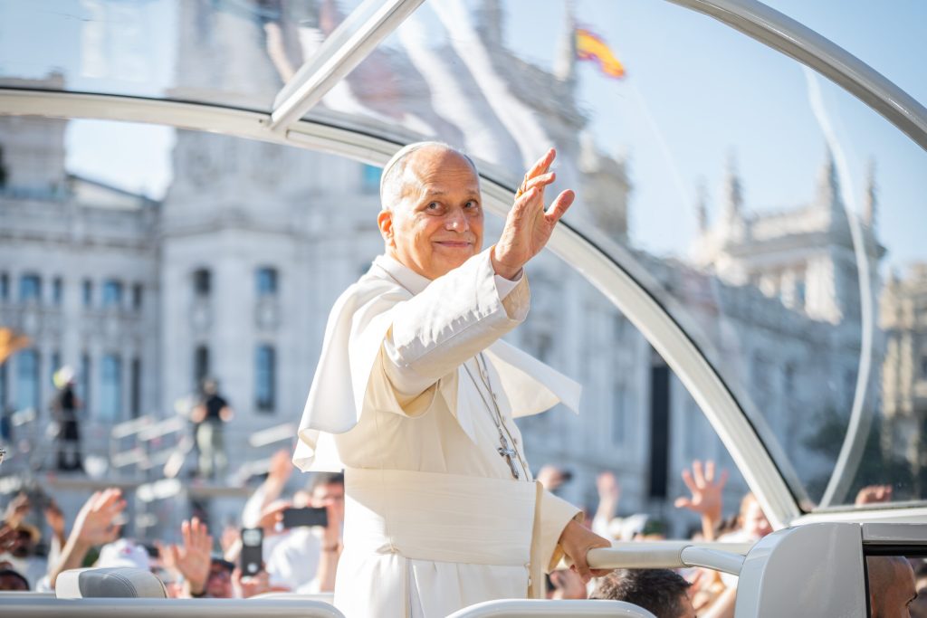 Papa Leon al XIV lea a ajuns la Barcelona in timpul turneului din Spania consacrat razboiului si migratiei