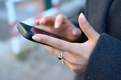 Parintii sfatuiniti sa nu foloseasca telefoanele in fata copiilor Avertismentul transmis de Suedia