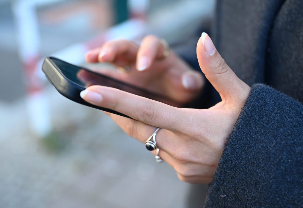 Parintii sfatuiniti sa nu foloseasca telefoanele in fata copiilor Avertismentul transmis de Suedia