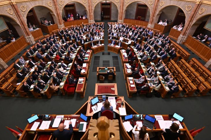 Parlamentul ungar voteaza o limita de mandat de 8 ani care ar impiedica revenirea lui Orban