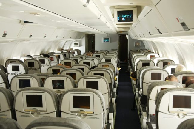Pasagerii din avioane isi pun viata in pericol transportand bagaje si filmand in timpul situatiilor de urgenta