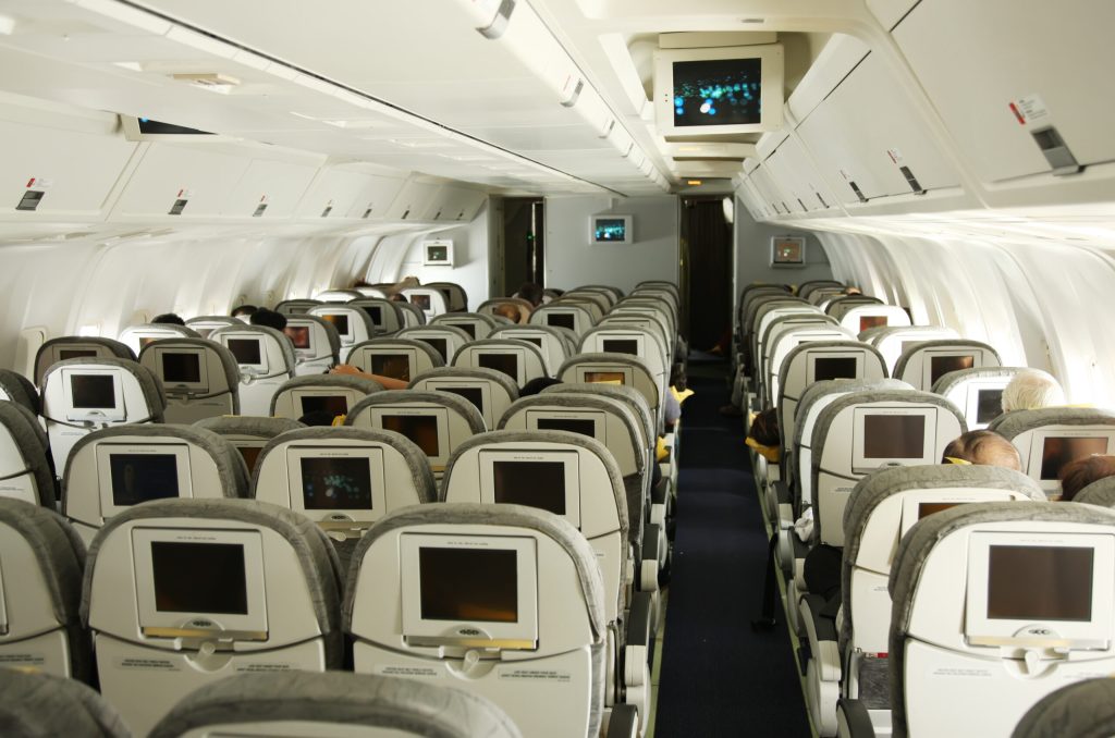 Pasagerii din avioane isi pun viata in pericol transportand bagaje si filmand in timpul situatiilor de urgenta