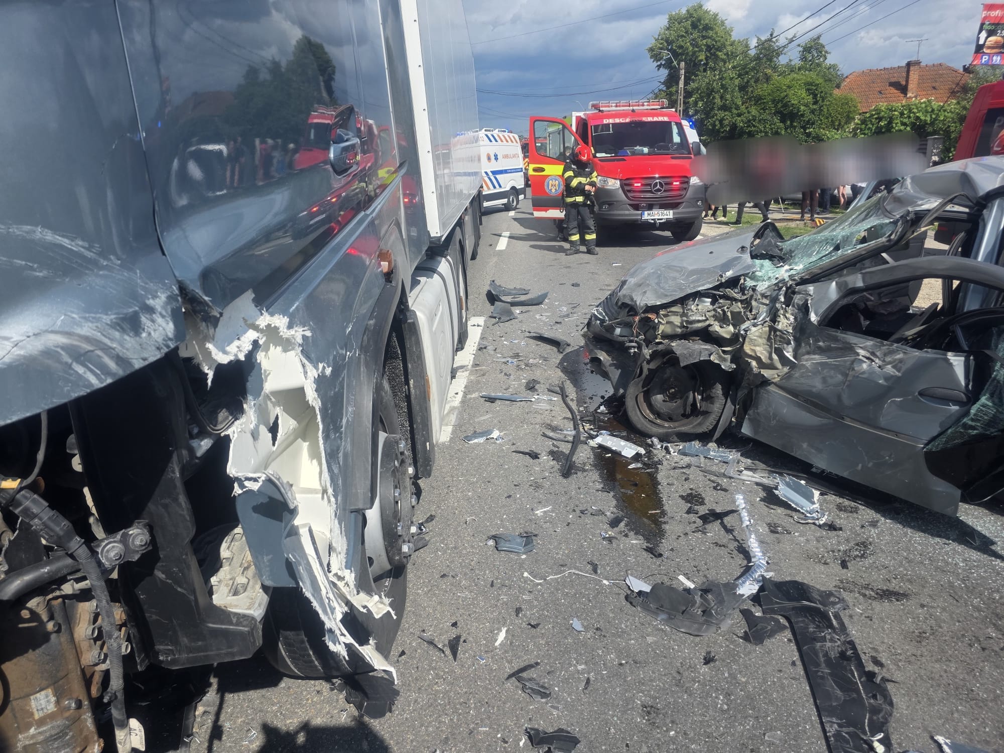 Patru persoane grav ranite intr un accident implicand o masina de tesar si doua masini pe DN 7 in Arges