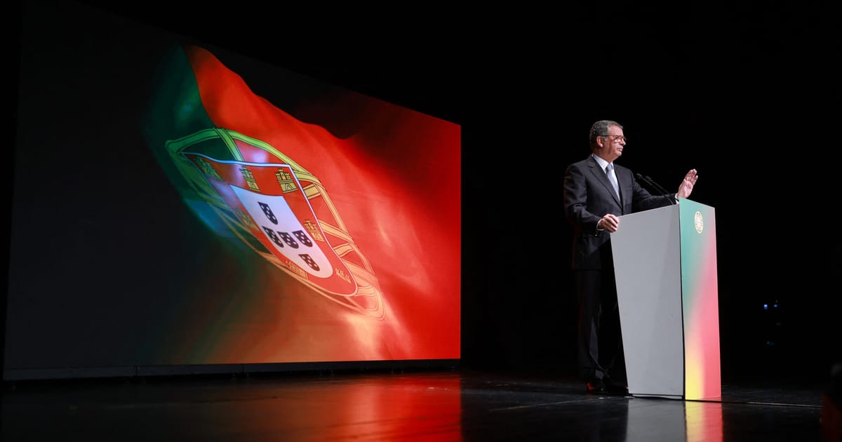 Presedintele Portughaliei a refuzat legea care interzice steagurile ideologice