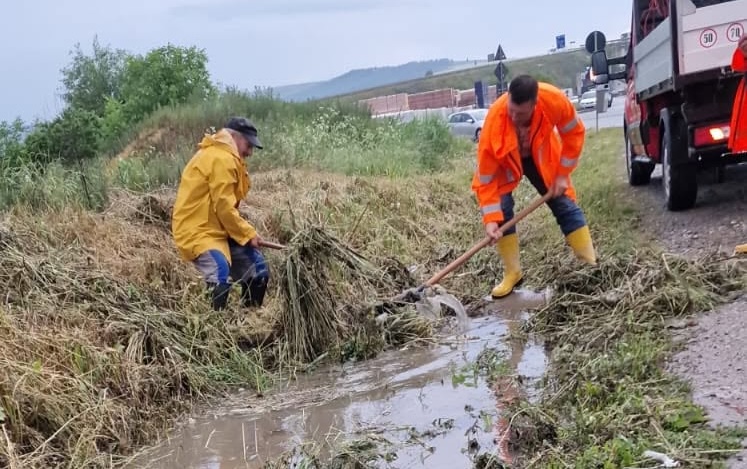 Primaria unei comune din Cluj ia masuri dupa furtuna Interventii de urgenta in diverse zone un echipaj a patrulat non stop pentru a preveni dezastrul