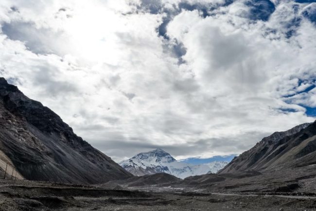 Record pe Everest Peste 1000 de alpinisti au ajuns la acoperisul lumii intr un singur sezon