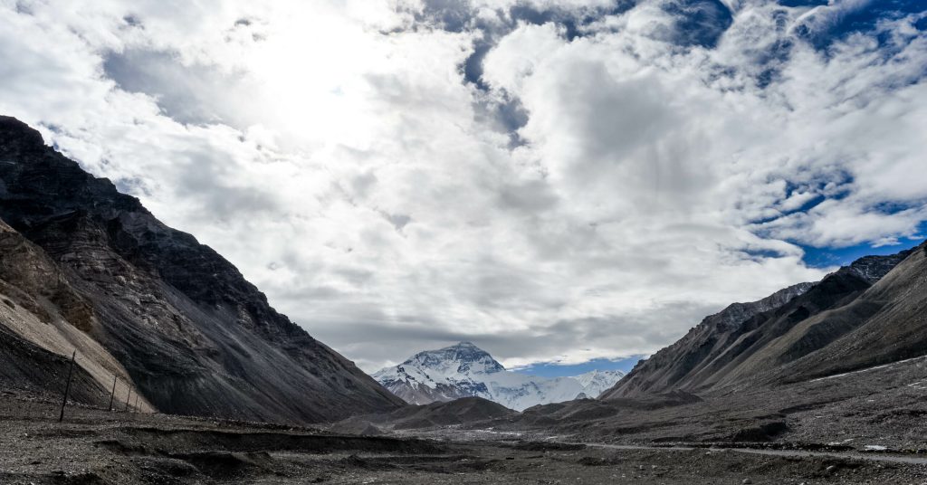 Record pe Everest Peste 1000 de alpinisti au ajuns la acoperisul lumii intr un singur sezon