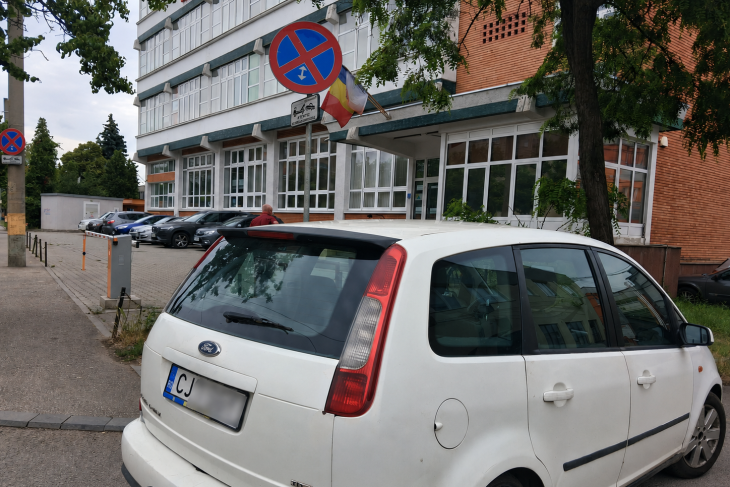 Regulile sunt doar pentru altzi Un sofer din Cluj si a parcat masina exact in locul interzis