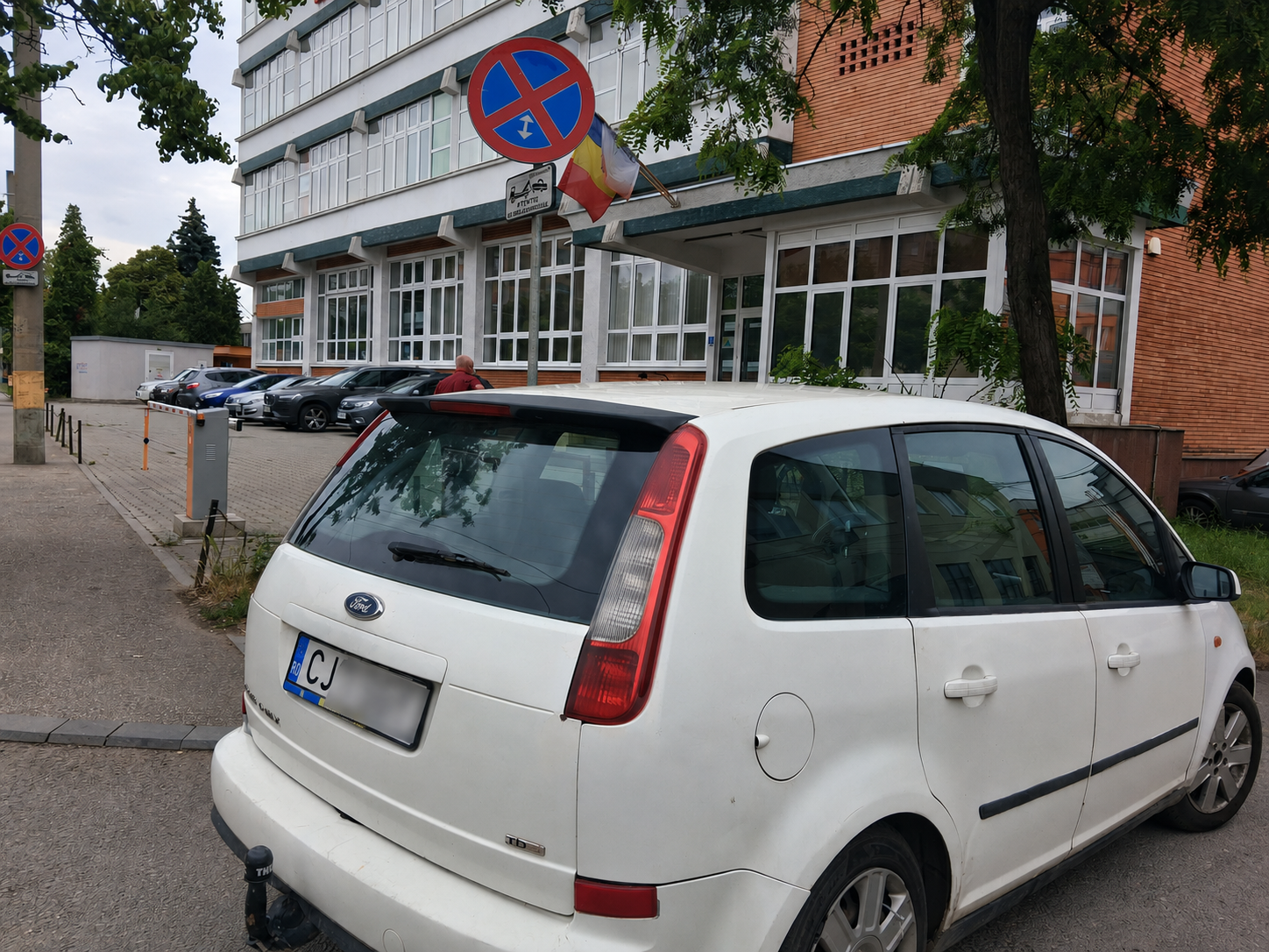 Regulile sunt doar pentru altzi Un sofer din Cluj si a parcat masina exact in locul interzis
