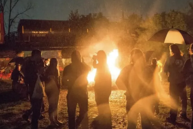 Revolta pe o strada din Cluj Napoca O grupare cauzeaza agitatie si lasa mizerie in urma sa