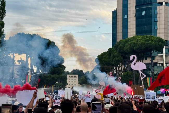 Revolutia flamingo din Albania in plina expansiune se indreapta catre statiunea lui Jared Kushner