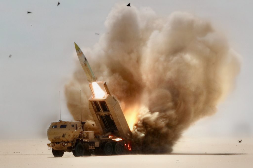 SUA desfasoara atacuri asupra bazelor militare iraniene iar Teheran riposteaza atacand bazele americane din Kuweit