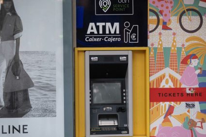 Schimbare importantă la bancomate: românii ar putea retrage exact suma dorită de la orice ATM, indiferent de banca emitentă a cardului.